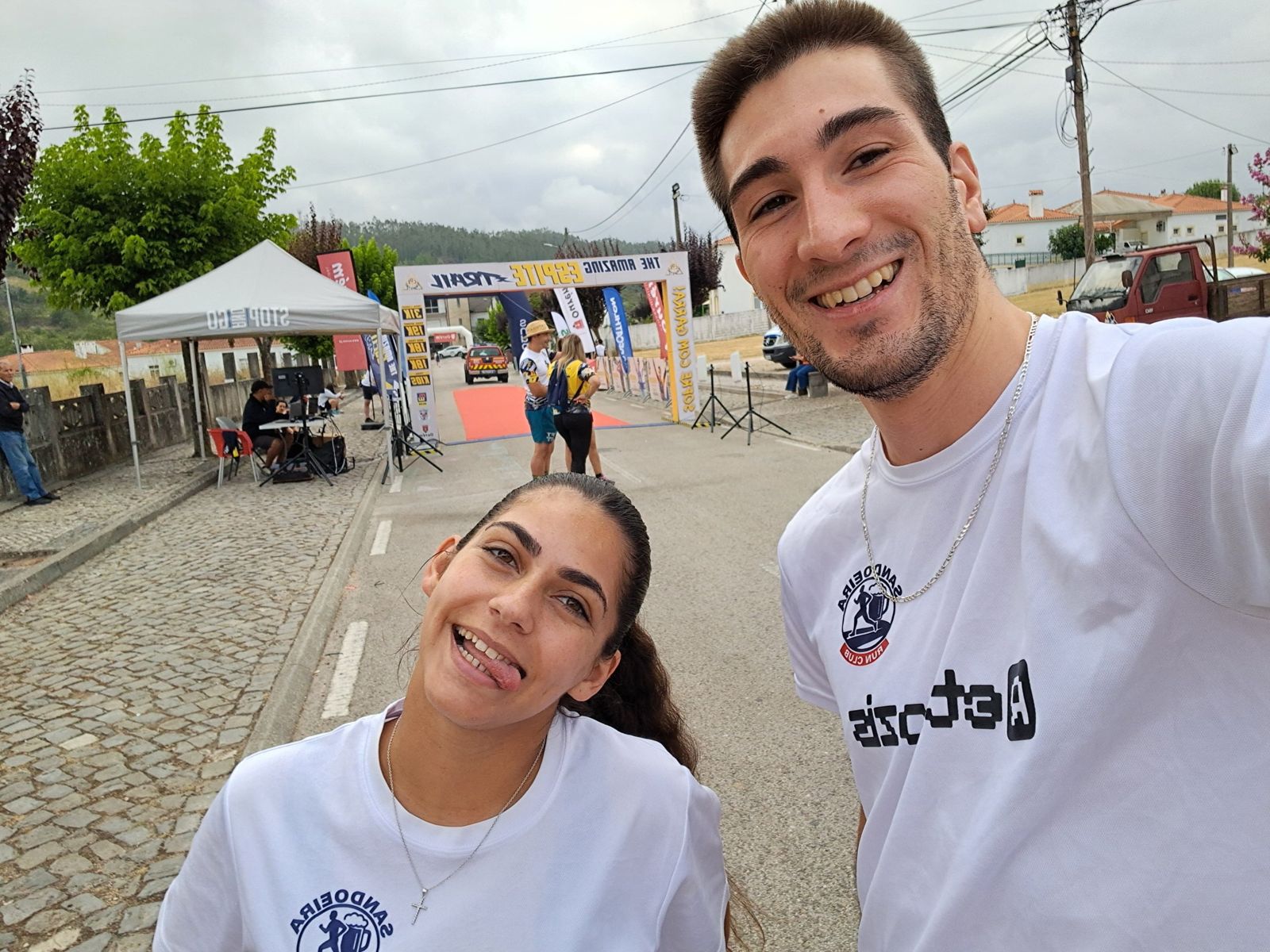 Dois atletas do clube junto ao pórtico do The Amazing Espite Trail