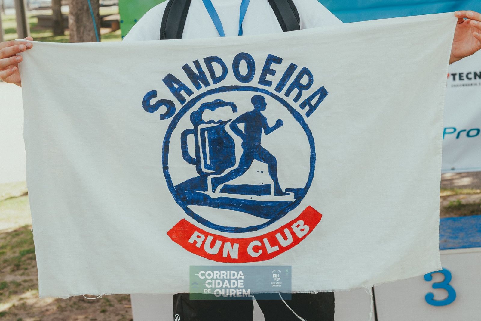 A bandeira do clube no pódio da 10K Corrida Cidade de Ourém 2026
