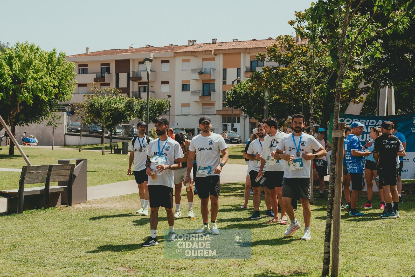 Atletas do clube com as medalhas da 10K Corrida Cidade de Ourém 2026