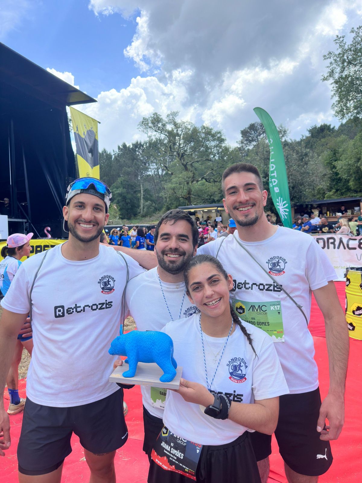 Atletas do clube com um troféu nos Trilhos do Pastor 2026