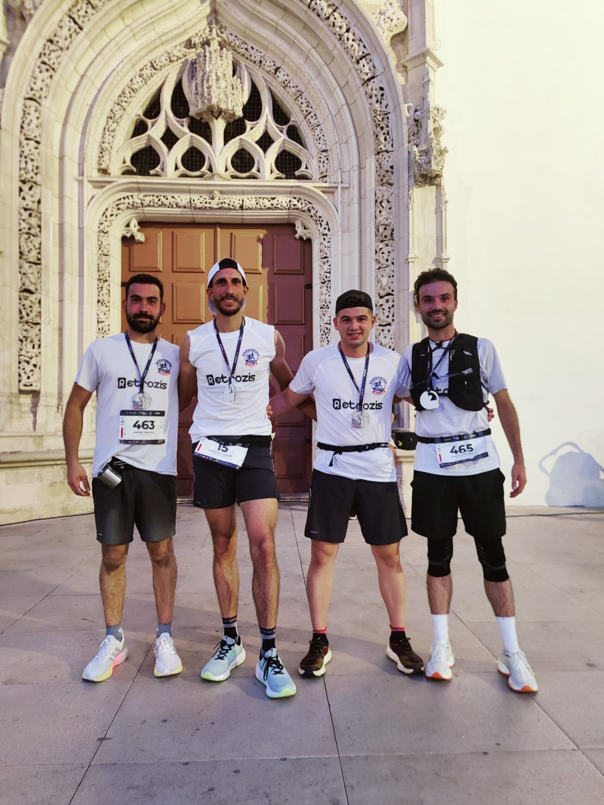 Quatro atletas do clube com as medalhas da Thomar Urban Race 2026