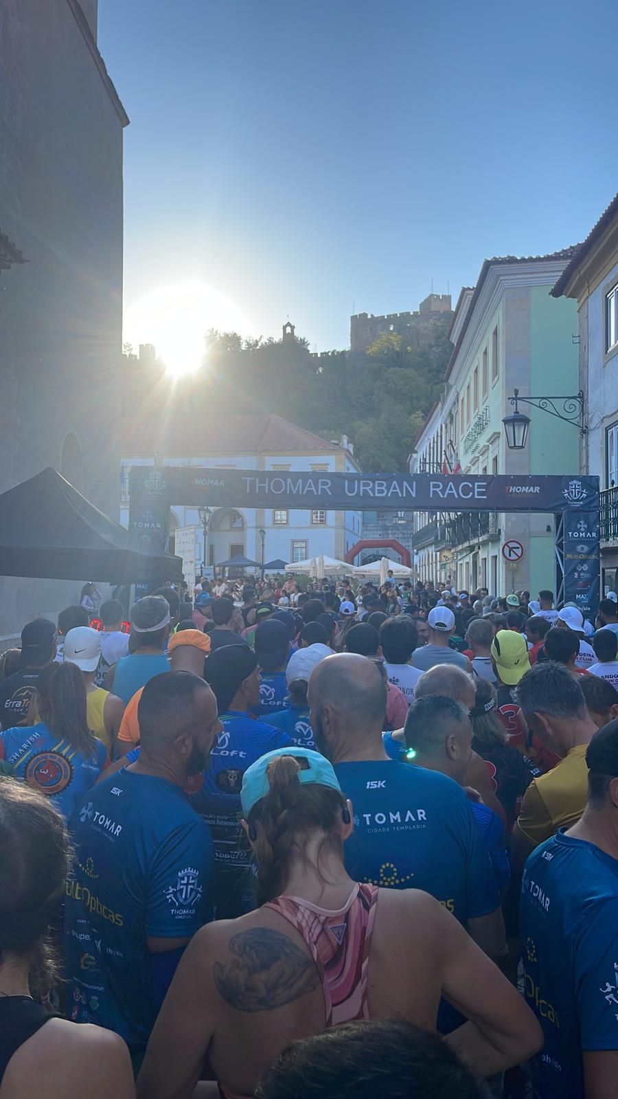 Partida da Thomar Urban Race 2026, com o castelo de Tomar ao fundo